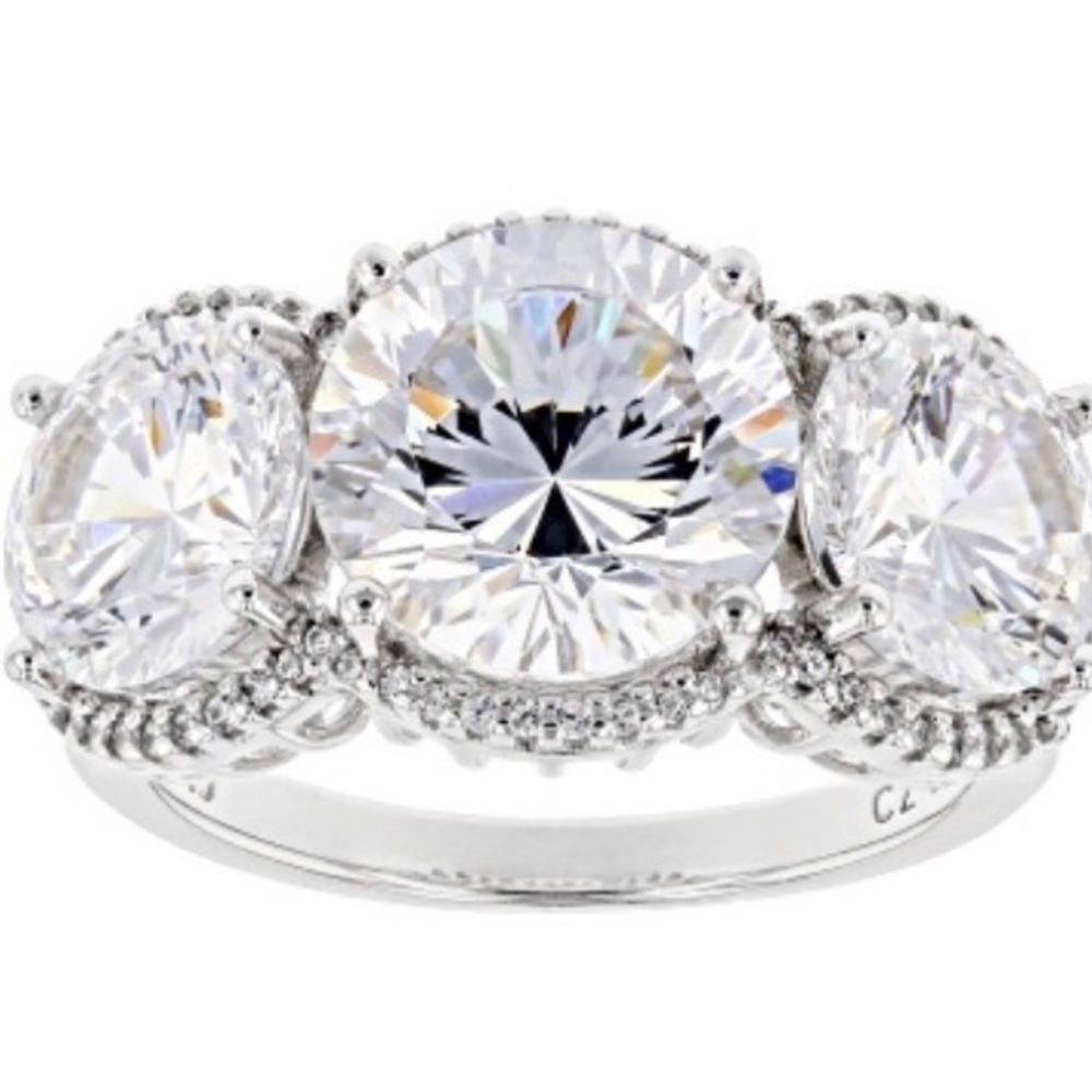 DILLENIUM CUT 12.70CTW WHITE
DIAMOND SIMULANT RHODIUM OVER 925 STERLING SILVER💍